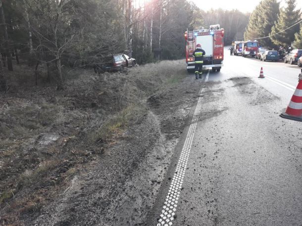 Wypadł z jezdni i uderzył w drzewo. Poranne zderzenie w Babilonie w gminie Chojnice