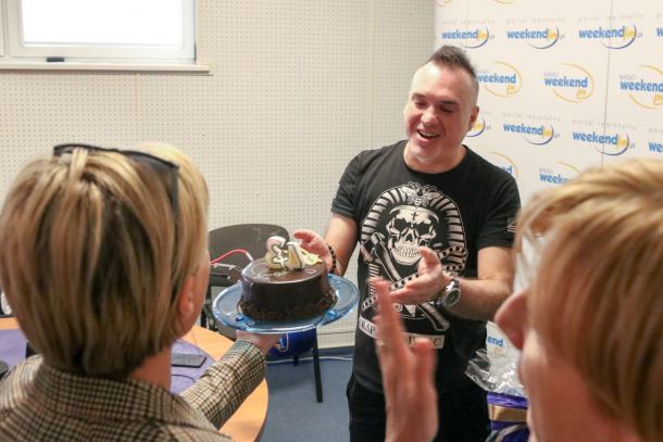 Szymon Wydra świętował swoje urodziny w Weekend FM. Dziś wokalista kończy 43 lata (WIDEO)