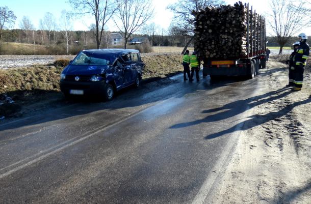 Przyczepa uderzyła w bus wiozący niepełnosprawne dzieci. Wypadek na drodze wojewódzkiej 214 w powiecie kościerskim
