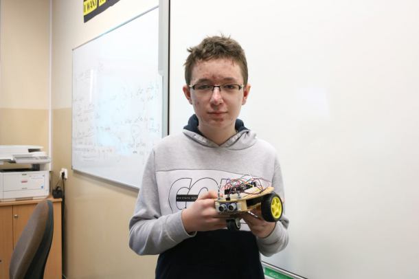 "Sam jeździ i wykrywa ściany". 14-letni uczeń z Polnicy zbudował robota. Z drewna i elektroniki