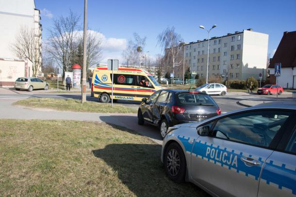 Zderzenie dwóch samochodów w Chojnicach. Jedna osoba trafiała do szpitala na obserwację