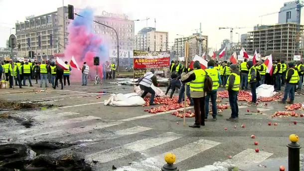 Rozsypali jabłka, podpalili opony, a na torach ułożyli martwą świnię. Protest rolników w Warszawie