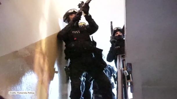 Ponad trzy kilogramy narkotyków i broń. Pomorscy policjanci zlikwidowali dwie plantacje marihuany