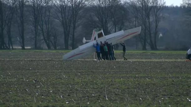 "Podmuch wiatru doprowadził do wywrócenia się awionetki&rdquo;. Pilot był trzeźwy