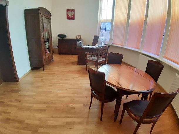 Będzie wymiana mebli w gabinecie starosty chojnickiego. Za 66 tysięcy złotych. Radna: "Jestem oburzona"