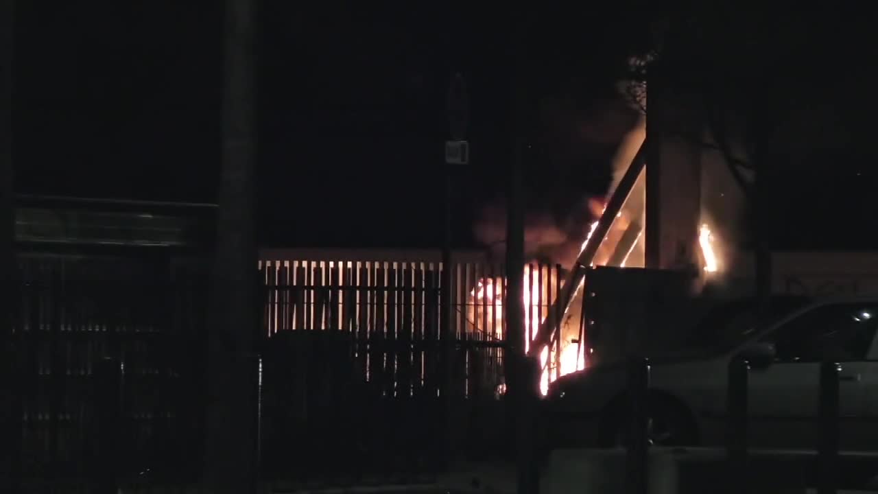 Trzecią noc trwały zamieszki we francuskim Grenoble. Rannych zostało kilku strażaków i policjantów