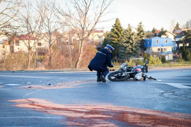 Zderzenie motoroweru z samochodem osobowym na ul. Bytowskiej w Chojnicach