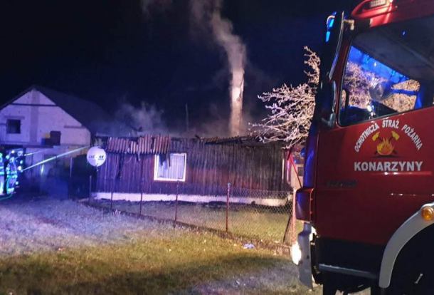 Spalił się drewniany dom w Bindudze. Jeden z mieszkańców jest ciężko poparzony