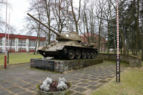 Kolejny "pomnikowy" spór w Czarnem. Tym razem chodzi o zburzony murek przy czołgu (FOTO)