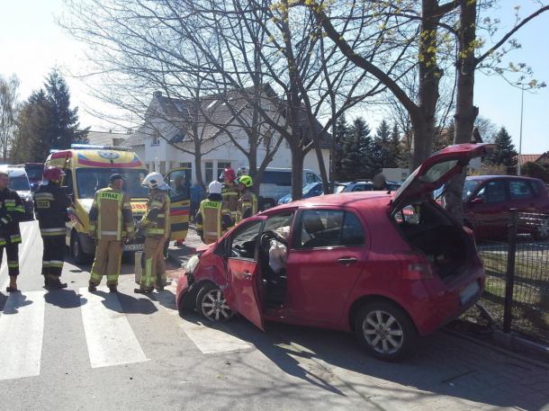 Wypadek w Charzykowach. Na ulicy Długiej zderzyły się dwa auta