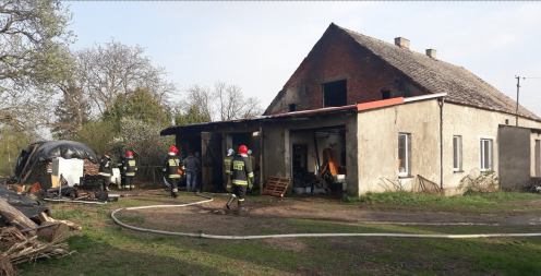 Strażacy mają mn&oacute;stwo pracy z powodu silnego wiatru. Pracują też przy pożarach i zdarzeniach drogowych