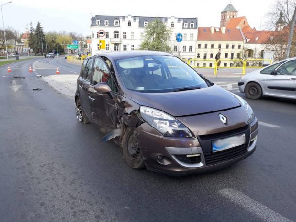 Wypadek w Chojnicach. Policja: kierująca prawdopodobnie wjechała na skrzyżowanie na czerwonym świetle