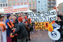 "Bitwa minęła, ale wojna trwa" - wiec poparcia dla strajkujących nauczycieli w Chojnicach