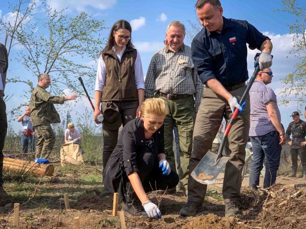 Prezydent RP Andrzej Duda z żoną Agatą sadzili las w Nadleśnictwie Rytel (FOTO, WIDEO)