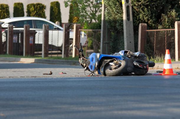 Zderzenie motoroweru z samochodem dostawczym w Chojnicach