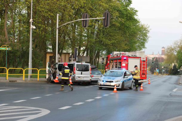 Poranne zderzenie busa z osobówką na skrzyżowaniu w Chojnicach. Pięć osób poszkodowanych