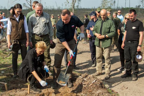 Para prezydencka zainaugurowała w Nadleśnictwie Rytel ogólnopolską akcję sadzenia drzew "sadziMY"