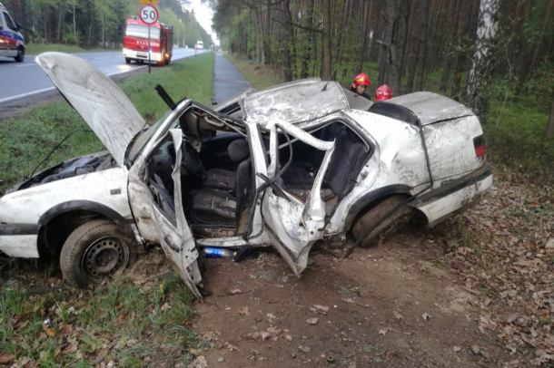 Dachowanie samochodu osobowego w Jaromierzu. Jedna osoba nie żyje, cztery są poszkodowane (FOTO)