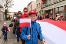 "Musi być szacunek dla tej flagi". Stumetrowa flaga Polski została rozwinięta na człuchowskim deptaku (FOTO)