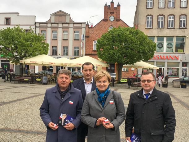 Europosłanka Anna Fotyga rozdawała flagi w Kościerzynie