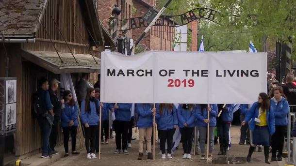 Marsz Żywych przeszedł "drogą śmierci" pomiędzy byłymi obozami Auschwitz i Auschwitz II-Birkenau