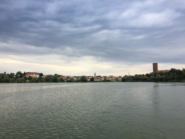 21 osób utknęło na tratwie. Akcja strażaków na Jeziorze Urzędowym w Człuchowie