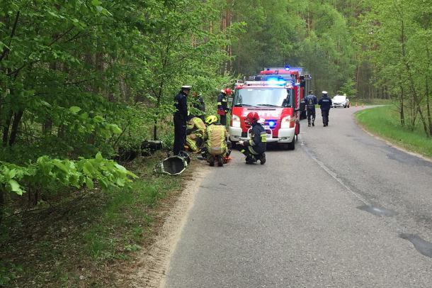 Jeden motocyklista wypadł z drogi, drugi się przewrócił. Zdarzenie drogowe w okolicach Bachorza (FOTO)