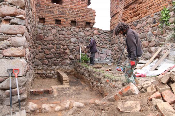 Archeolodzy rozpoczęli badania przy średniowiecznych murach miejskich w Debrznie