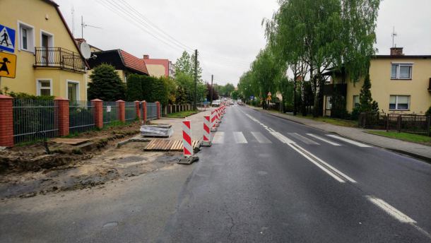 Kończy się budowa ścieżki rowerowej na fragmencie Alei Brzozowej w Chojnicach