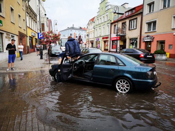 Zalane sklepy, ulice i piwnice. Ulewa przeszła przez Bytów (FOTO, WIDEO)