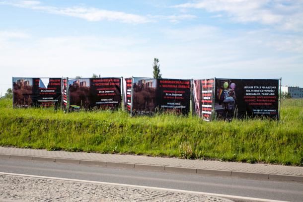 Kontrowersyjne billboardy z ulicy Tucholskiej w Chojnicach trafiły do prokuratury