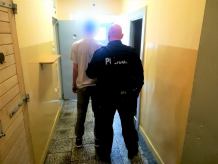 Posługując się skradzioną kartą, wypłacał z bankomatu pieniądze