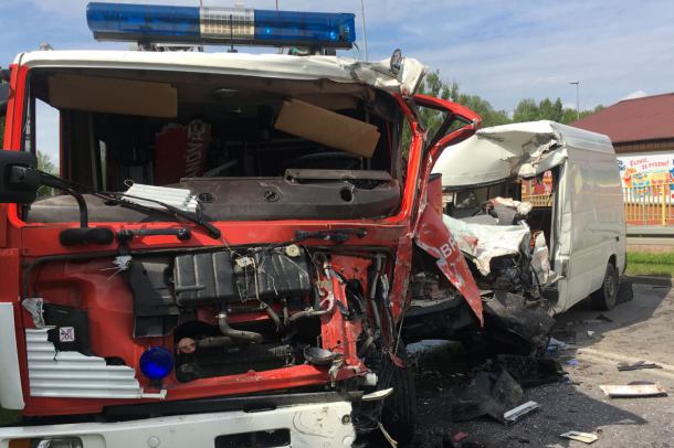 Jedna osoba ranna po zderzeniu wozu strażackiego i busa w Kościerzynie (FOTO)