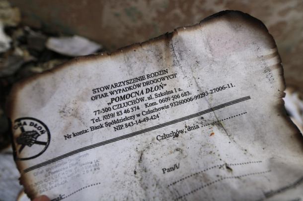 Setki dokumentów z danymi osobowymi w budynku dawnego zajazdu pod Człuchowem (FOTO, WIDEO)
