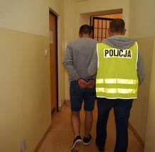Po pijanemu wjechał w dwa auta, a policji zgłosił, że ktoś ukradł mu jego samochód