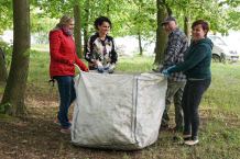 Kolejna akcja sprzątania Przechlewa. Tym razem urzędnicy wraz z mieszkańcami porządkowali park