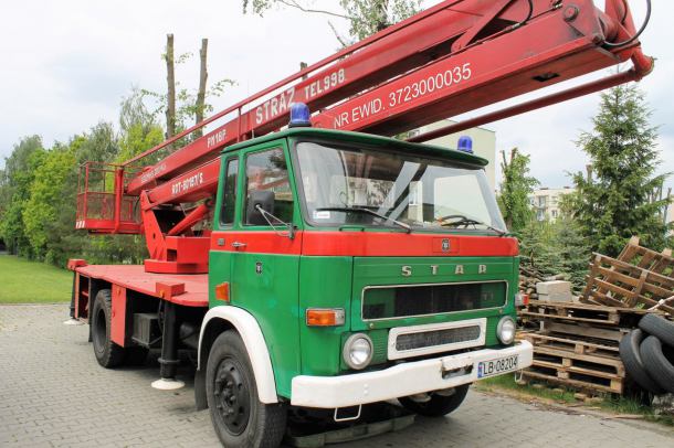 OSP w Chojnicach ma kolejny nabytek - 40-letni podnośnik koszowy