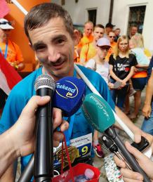 Paweł Mej, bosy biegacz z Bochni, pobił rekord Guinnessa w 24-godzinnym bieganiu boso