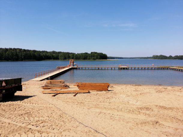 Zakończyła się budowa nowych pomostów na plaży miejskiej w Sępólnie Krajeńskim