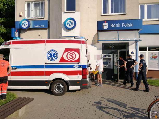 Niecodzienna interwencja policji w sępoleńskim banku (FOTO)