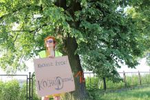 Ponad 40 osób wzięło dziś (12.06) udział w porannym happeningu ekologicznym na ulicy Towarowej w Chojnicach (FOTO)