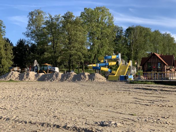 Dwie dorodne olchy ustąpiły miejsca nowej zjeżdżalni przy plaży w Charzykowach