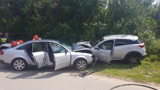 Zderzenie dwóch samochodów w Czarnoszycach w gminie Człuchów. 7 osób poszkodowanych