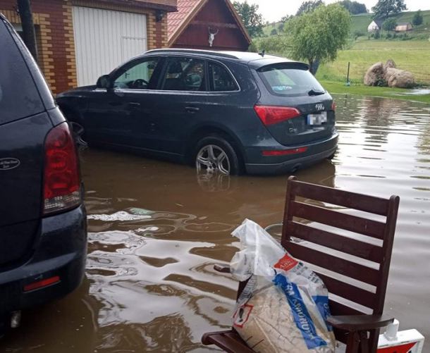 Zalane piwnice i drogi. Intensywny deszcz dał się we znaki mieszkańcom powiatu kościerskiego (FOTO)