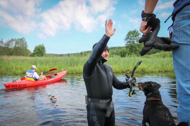 Przed nim 210 km w lodowatej wodzie. Mieszkaniec Rytla płynie wpław Brdą dla chorego Kuby