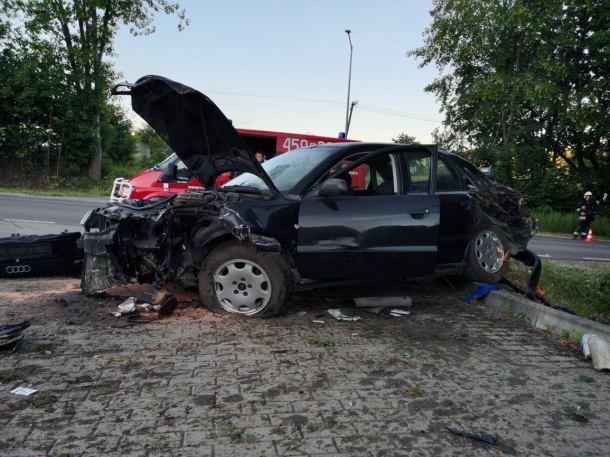 Trzy osoby, w tym dwoje dzieci, zostały ranne w wypadku w Grabowie Kościerskim. Audi uderzyło w drzewo (FOTO)