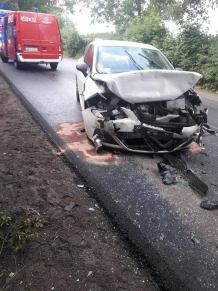 Powiat kościerski: renault najechało na tył passata, który uderzył jeszcze w innego volkswagena