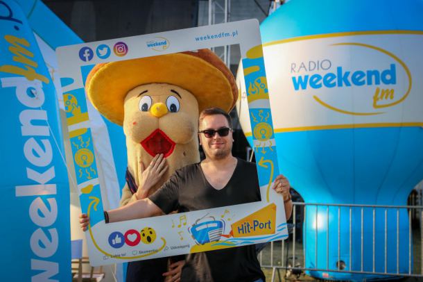 Trwa Międzynarodowy Festiwal Folkloru. Wieczorem koncert Skaldów, wcześniej Lista Przebojów Weekend FM z Brus