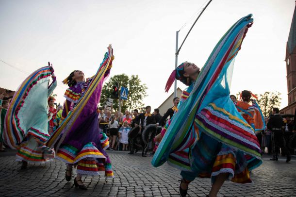 Finał Międzynarodowego Festiwalu Folkloru. Zespoły z całego świata przemaszerowały ulicami Brus
