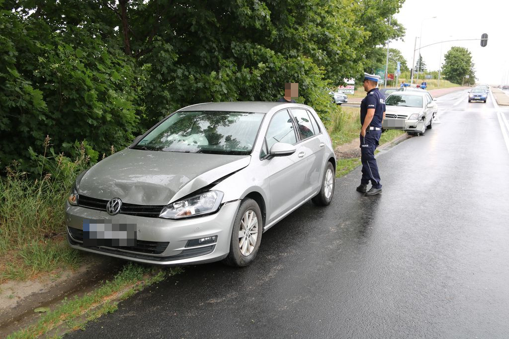 Wymuszenie pierwszeństwa przejazdu przyczyną zderzenia dwóch aut na ulicy Bytowskiej w Chojnicach FOTO